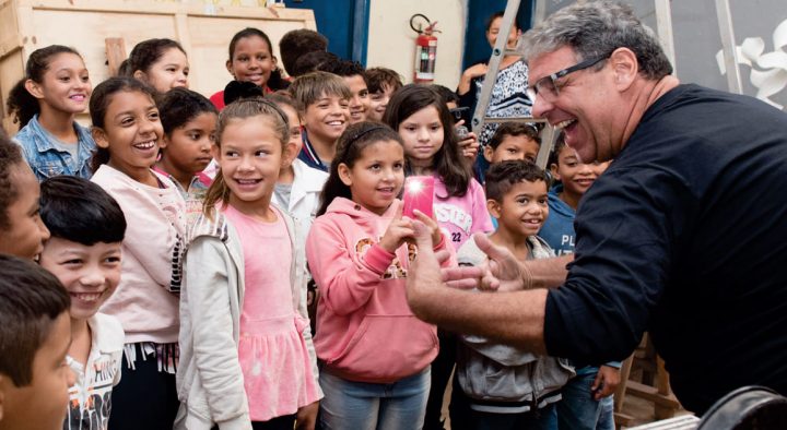 Artista cria projeto para transformar sonhos de 1.500 crianças carentes em arte