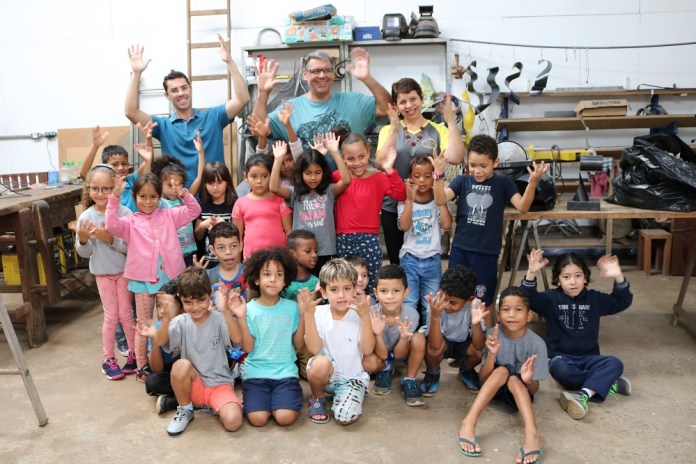 Artista Glenn Hamilthon recebe crianças em seu atelier